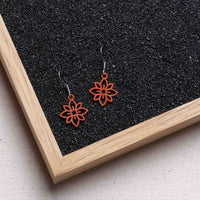 Flower mini wooden earrings - feather-light & anti-allergenic stainless steel studs — Ansicht 6