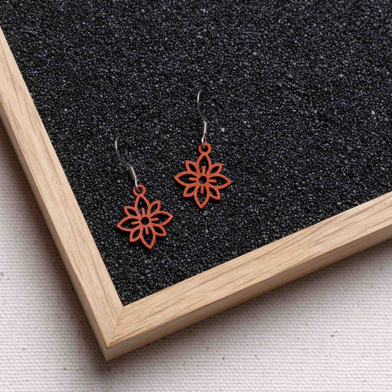 Flower mini wooden earrings - feather-light & anti-allergenic stainless steel studs — Ansicht 6
