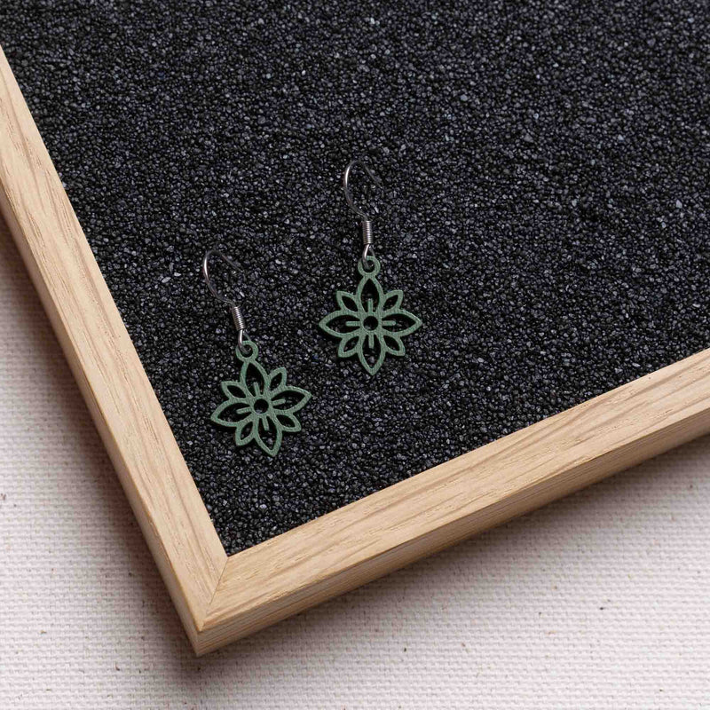 Flower mini wooden earrings - feather-light & anti-allergenic stainless steel studs — Ansicht 11