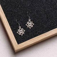Flower mini wooden earrings - feather-light & anti-allergenic stainless steel studs — Ansicht 16