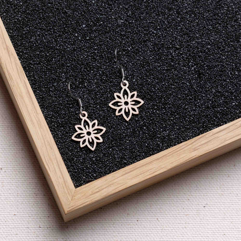 Flower mini wooden earrings - feather-light & anti-allergenic stainless steel studs — Ansicht 16