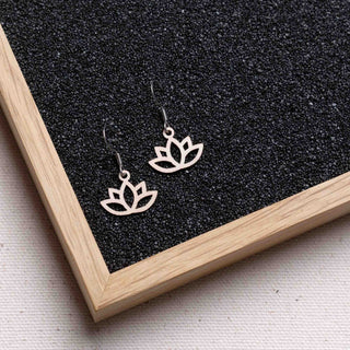 Flower Lotus Holzohrringe, filigrane Ohrhänger mit 1 mm dünnem Holzanhänger, antiallergene Edelstahlstecker in Silber, Gold oder Rosé-Gold, sechs Farben, federleicht
