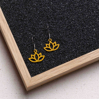 „Flower Lotus“ Ohrhänger aus Holz – federleicht | filigran | antiallergen
