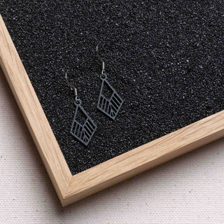 Tribe mini Holzohrringe, filigrane Ohrhänger mit 1 mm dünnem Holzanhänger, antiallergene Edelstahlstecker in Silber, Gold oder Rosé-Gold, sechs Farben, federleicht
