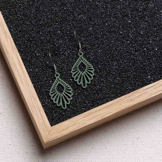 Mindful mini Holzohrringe, filigrane Ohrhänger mit 1 mm dünnem Holzanhänger, antiallergene Edelstahlstecker in Silber, Gold oder Rosé-Gold, sechs Farben, federleicht
