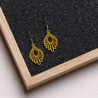 „Mindful mini“ Ohrhänger aus Holz – federleicht | filigran | antiallergen