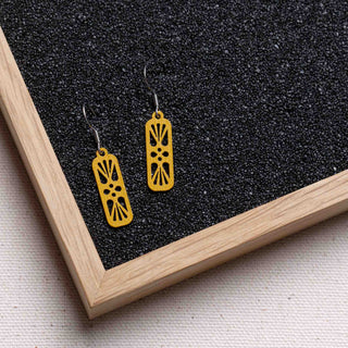 Harmony Holzohrringe, filigrane Ohrhänger mit 1 mm dünnem Holzanhänger, antiallergene Edelstahlstecker in Silber, Gold oder Rosé-Gold, sechs Farben, federleicht
