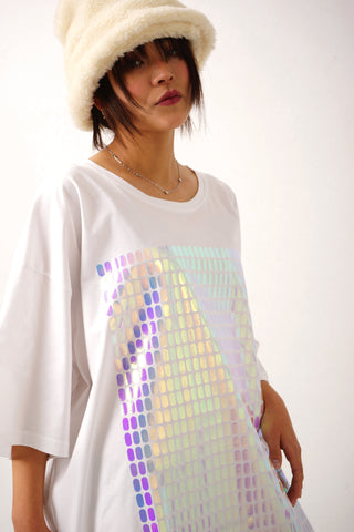 Oversized Unisex Bigshirt mit irisierendem Front‑Pillenprint; weicher Jersey, schimmernder Look, handgefertigt – ideal für Street & Club Nights.
