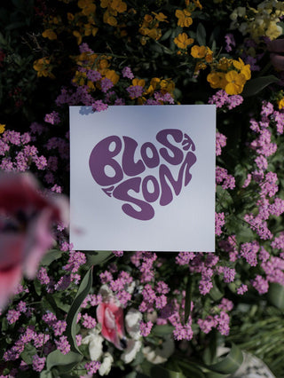 Blossom Out T-Shirt light lavender – Feminine Leichtigkeit | Nachhaltig gefertigt | Künstlerische Kooperation