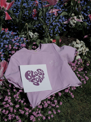 Blossom Out T-Shirt light lavender – Feminine Leichtigkeit | Nachhaltig gefertigt | Künstlerische Kooperation