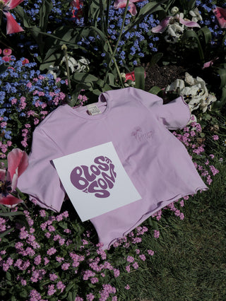 Blossom Out T-Shirt – Flieder | Feminin & Kunstvoll | Bio & Fair