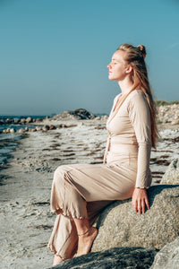 FARRAH Crop-Wickelpulli warm sand – TENCEL Lyocell — Ansicht 1