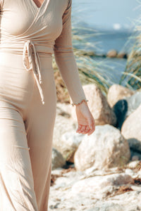 FARRAH Crop-Wickelpulli warm sand – TENCEL Lyocell — Ansicht 7