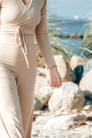 Fair trade Loungewear Set aus Hose und Wickelpulli in Sandfarbe 