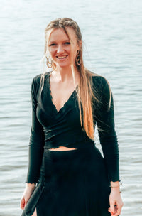 FARRAH Crop Pullover black - wrap design with ruffles — Ansicht 13