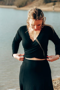 FARRAH Crop Pullover black - wrap design with ruffles — Ansicht 16