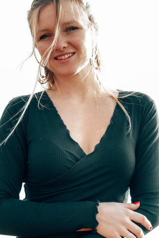 Sommer Sweater aus Strickstoff in schwarz mit Rüschen