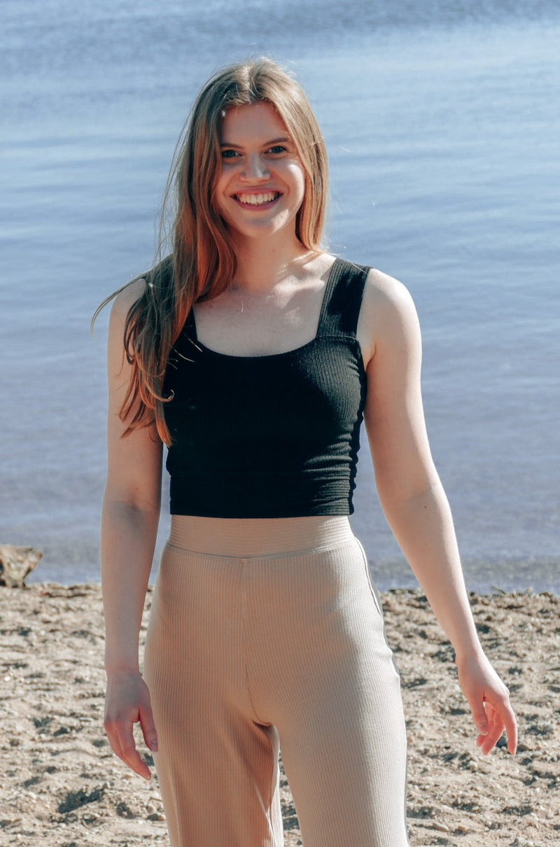 FARRAH Crop Top black – Eng anliegend | Knitwear | Breite Träger — Vivien Joy