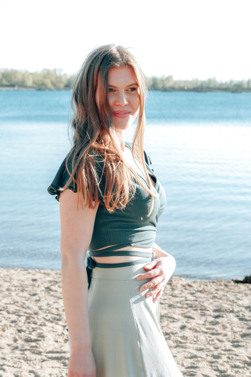 FARRAH Crop Wrap Top deep green – TENCEL™ Modal sustainable — Vivien Joy
