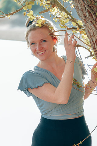 Nachhaltiges Crop Wickeltop zum Binden als Zweiteiler in Pastellblau