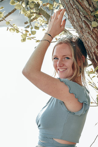 Babyblaues und nachhaltiges Crop Top zum Wickeln für den Sommer