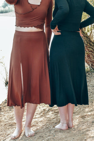 FARRAH Midiskirt pecan – High Waist | Schlitz | Rüschen-Saum