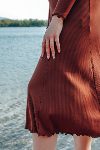 FARRAH Midiskirt pecan – High Waist | Schlitz | Rüschen-Saum