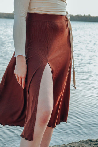 FARRAH Midiskirt pecan – High Waist | Schlitz | Rüschen-Saum