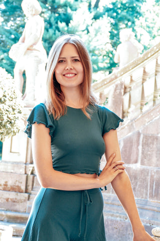 Dunkelgrünes Crop Top für den Sommer in modernem und stylischem Look