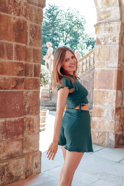 FARRAH Crop T-Shirt deep green – Lyocell, Schmetterlingsärmel, Schnürung