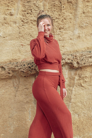 Rote wide Leg Pants die bis zur Taille geht und eine Schleife hat
