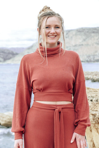 Crop Pullover für den Herbst und Winter 2023 voll im Trend in diesem wunderschönem Rotton