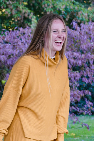 Fair produzierter Oversize-Pullover in warmem Gelb