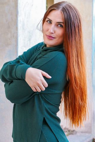 Moderner Pulli mit Schlitz an der Seite in dunkelgrün aus fairer Herstellung