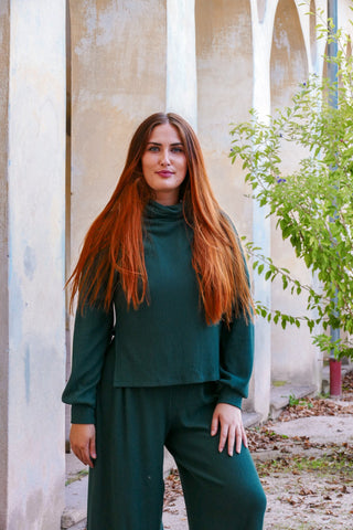 Rollkragenpullover Made in Germany in Grün und mit Schlitzen an den Seiten und aus geripptem Stoff