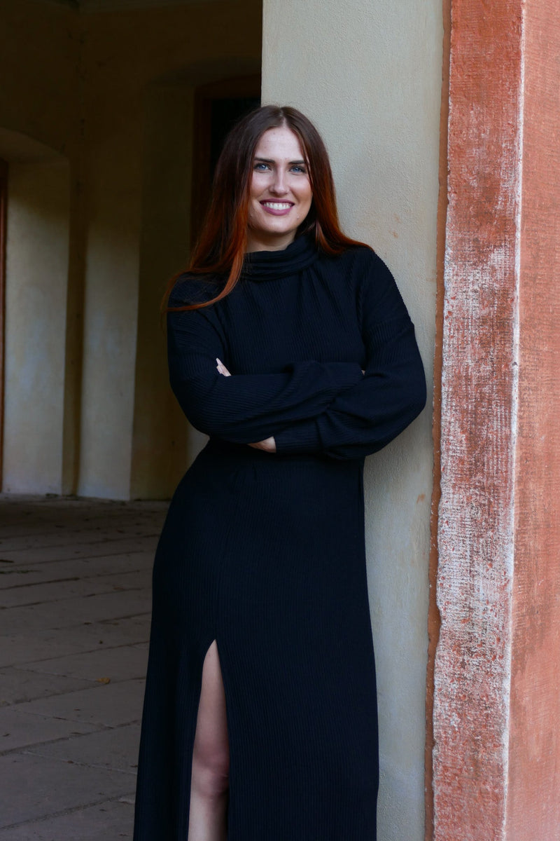 AILA Comfy Dress Black – Winterkleid LENZING™ Viskose Ballonärmel — Ansicht 8
