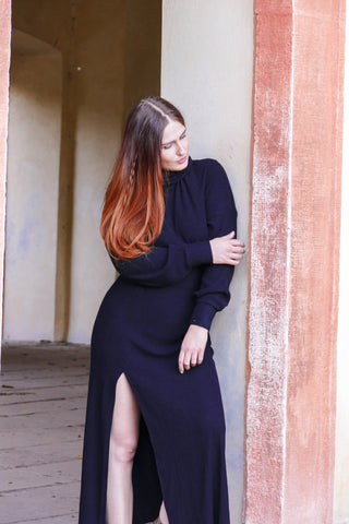 Schwarzes und warmes Strickkleid mit Schlitz Für den Winter und Alltag aus dickem Stoff