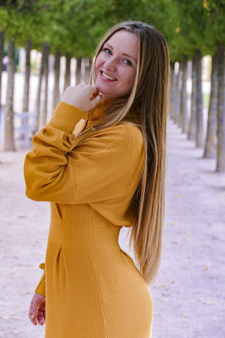 Langes Winterkleid aus nachhaltigem und weichem Stoff der eine Rippenstruktur aufweist und Ballonärmeln hat das Kleid auch