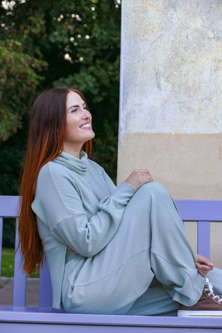 Fair produzierter Pullover in zartem Mintton aus gerippter Viskose