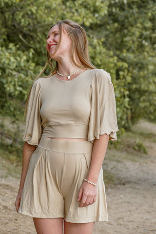 Luftige High-Waist Shorts in warmem Beigeton aus nachhaltigem Stoff