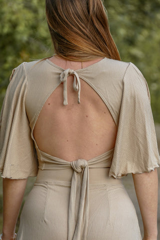 Sandbeiges Damenoberteil mit Bindeschleife am Rücken