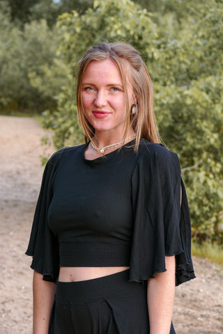 Damenoberteil mit Schmetterlingsärmeln und Schlitz in klassischem Schwarz