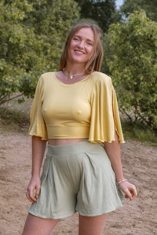 Schöne kurze Sommerhose die einen gute Figur macht und den Bauch kaschiert mit ihren Falten in mint