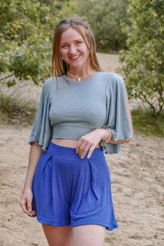 Himmelblaues Damenoberteil mit luftigen Schmetterlingsärmeln