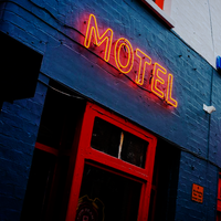 Motel Neon Sign on Blue Building – Photography Poster — Ansicht 3