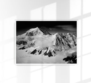 Ruhige Landschaftskunst „A Landscape View of Alaska“ von Carol M. als Fine Art Paper (225g) oder Canvas (380g) in A3–A0/B2–B0, ohne Rahmen.
