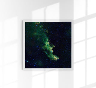 Infrarotansicht der Witch Head Nebula von NASA als Weltraum-Kunstdruck, atmosphärische Nebelstruktur mit markanter Silhouette, verschiedene Größen, ohne Rahmen.
