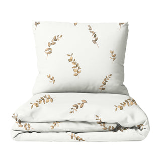 Der kleine Löwe Premium Bettwäsche mit Namen aus OEKO‑TEX Baumwolle, Löwenmotiv mit Eukalyptus‑Blättern in naturverbundener Illustration
