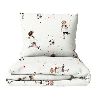 Kinderbettwäsche „Fussball Italien“ mit Fußball‑Design – wahlweise Musselin oder Satin, OEKO‑Tex Baumwolle, GOTS‑Farben, weich und hautfreundlich fürs Kinderzimmer
