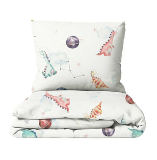 Leslis Bettwäsche „Dino Galaxy“ mit Dinos und Sternbildern, zwei Größen, wahlweise Satin‑Baumwolle oder Musselin, OEKO‑TEX zertifiziert, GOTS‑Farben, individuell auf Bestellung gefertigt.
